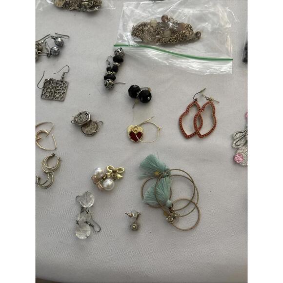Mixed Lot Of Variety Jewelry. Necklaces, Pins, Earrings. All Earrings Have Pairs - Picture 10 of 15
